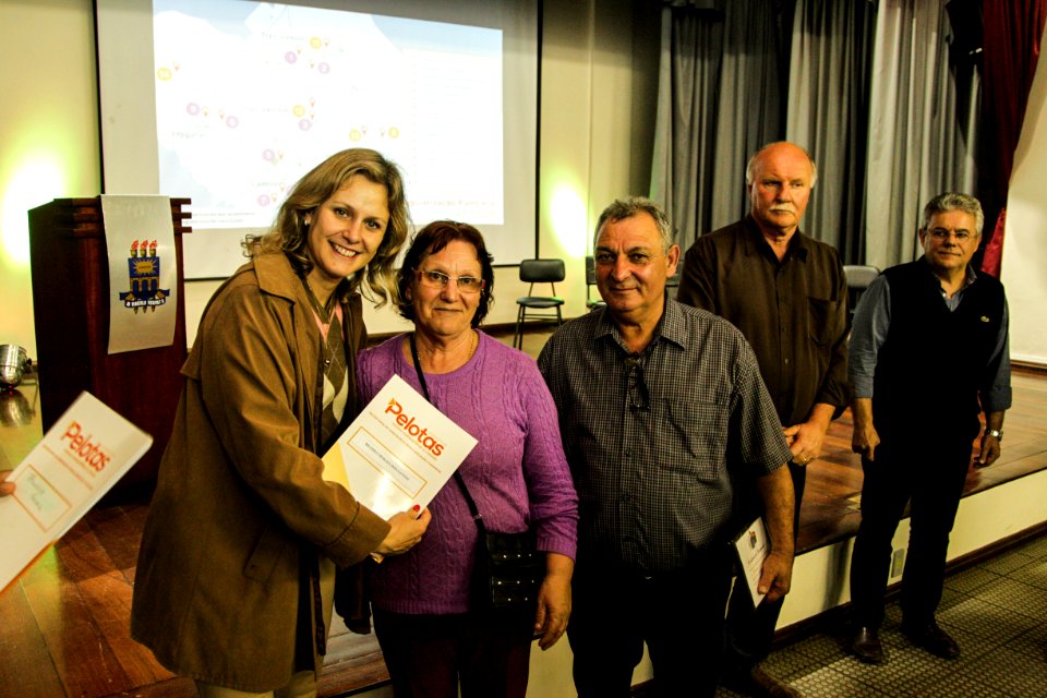 18.09.2018 - Prefeita Paula Mascarenhas durante entrega de lotes de regularização fundiária da ocupação Uruguai - 143 famílias - Foto: Gustavo Vara