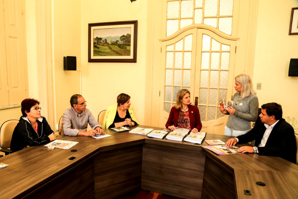 26.09.2018 - Prefeita Paula Mascarenhas durante entrega de material educativo em braile  - Foto: Gustavo Vara