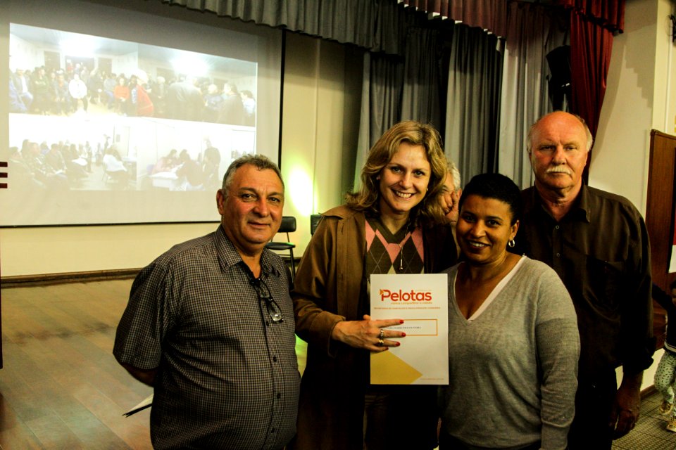 18.09.2018 - Prefeita Paula Mascarenhas durante entrega de lotes de regularização fundiária da ocupação Uruguai - 143 famílias - Foto: Gustavo Vara