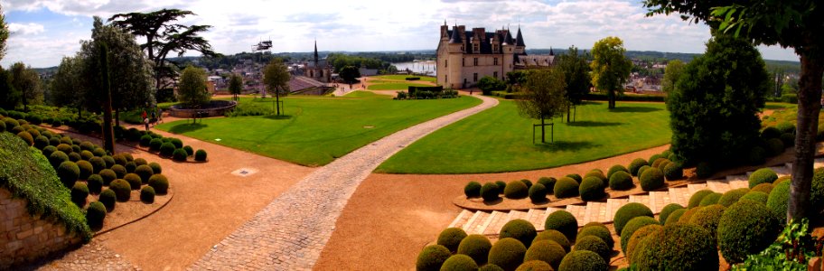 Chateu d'Amboise driveway