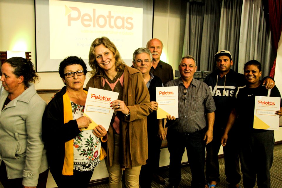 18.09.2018 - Prefeita Paula Mascarenhas durante entrega de lotes de regularização fundiária da ocupação Uruguai - 143 famílias - Foto: Gustavo Vara