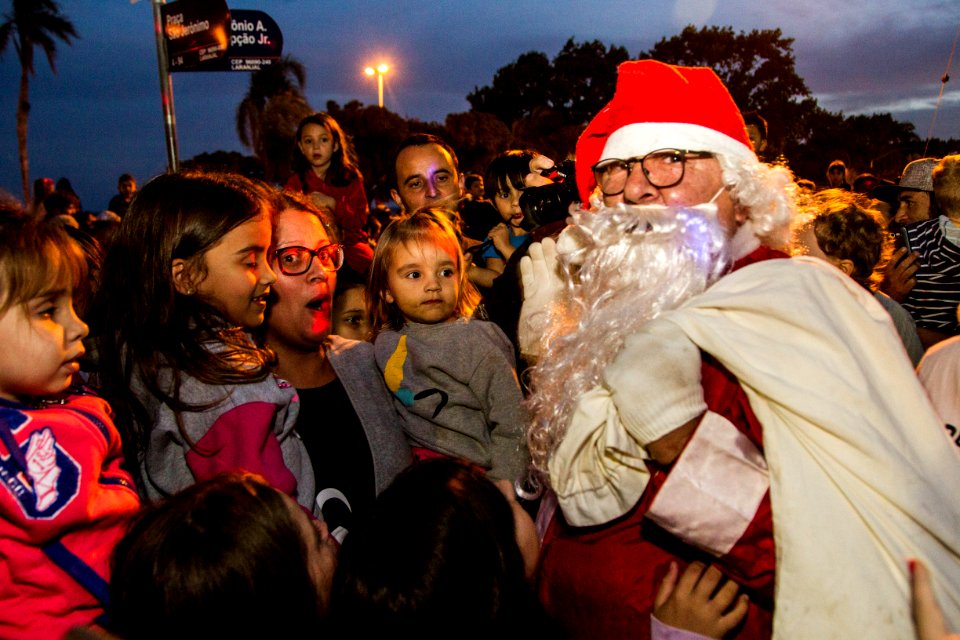 09.12.2018 - Chegada do Papai Noel na Praia do Laranjal em Pelotas - Foto: Gustavo Vara