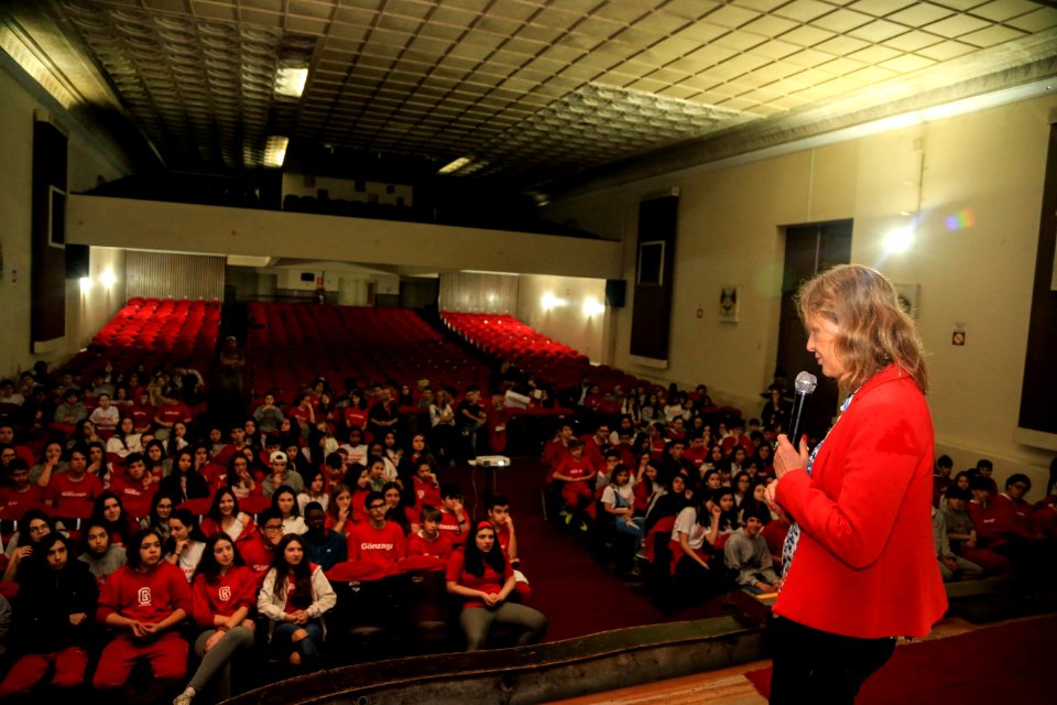 09.10.2018 - Prefeita Paula Mascarenhas durante palestra aos alunos do 9° ano do Colégio Gonzaga - Foto: Gustavo Vara