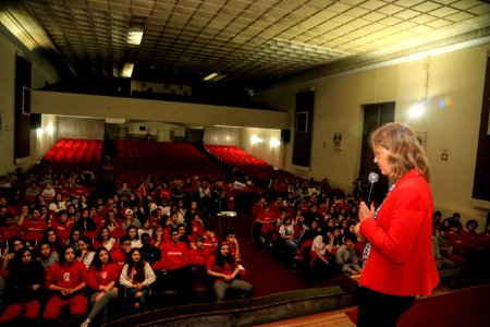 09.10.2018 - Prefeita Paula Mascarenhas durante palestra aos alunos do 9° ano do Colégio Gonzaga - Foto: Gustavo Vara