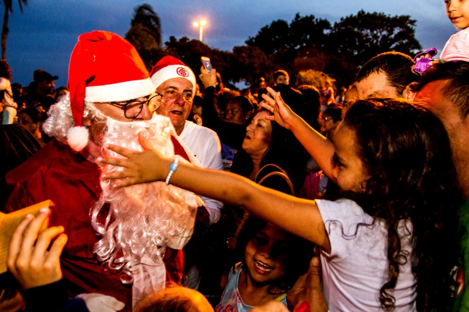 09.12.2018 - Chegada do Papai Noel na Praia do Laranjal em Pelotas - Foto: Gustavo Vara