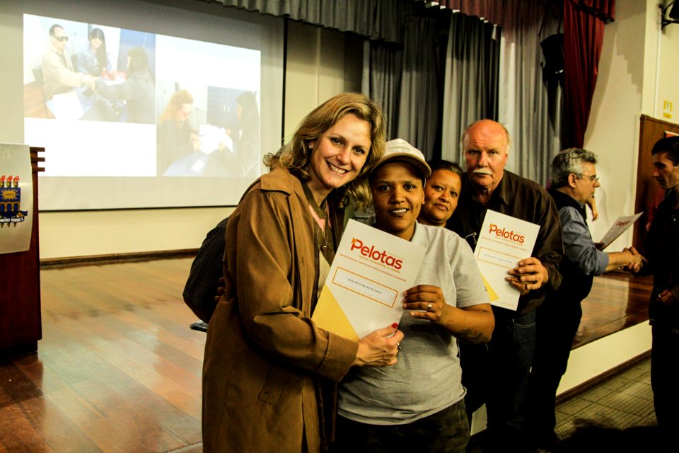 18.09.2018 - Prefeita Paula Mascarenhas durante entrega de lotes de regularização fundiária da ocupação Uruguai - 143 famílias - Foto: Gustavo Vara