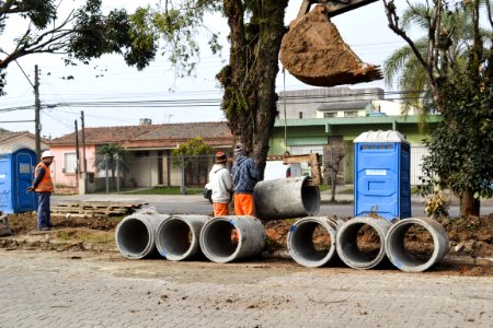 02.08.2018 - Colocação de canos na Ferreira Viana Foto Janine Tomberg