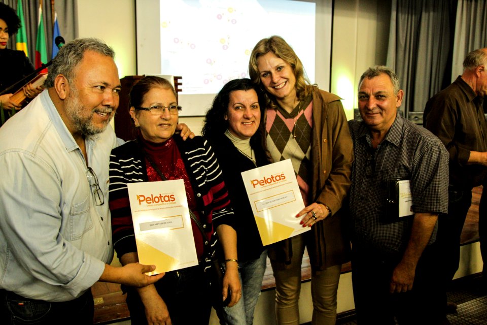 18.09.2018 - Prefeita Paula Mascarenhas durante entrega de lotes de regularização fundiária da ocupação Uruguai - 143 famílias - Foto: Gustavo Vara