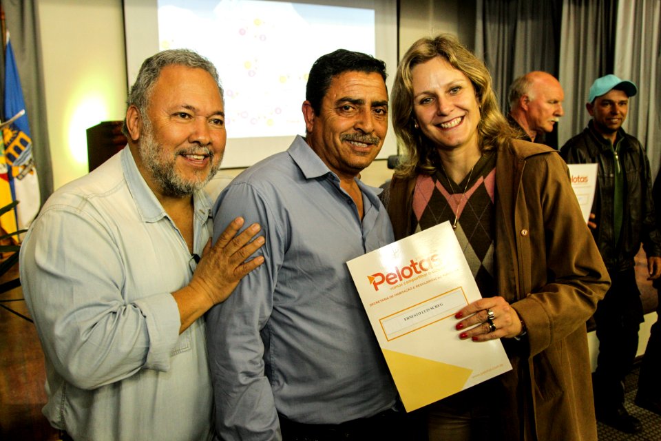 18.09.2018 - Prefeita Paula Mascarenhas durante entrega de lotes de regularização fundiária da ocupação Uruguai - 143 famílias - Foto: Gustavo Vara