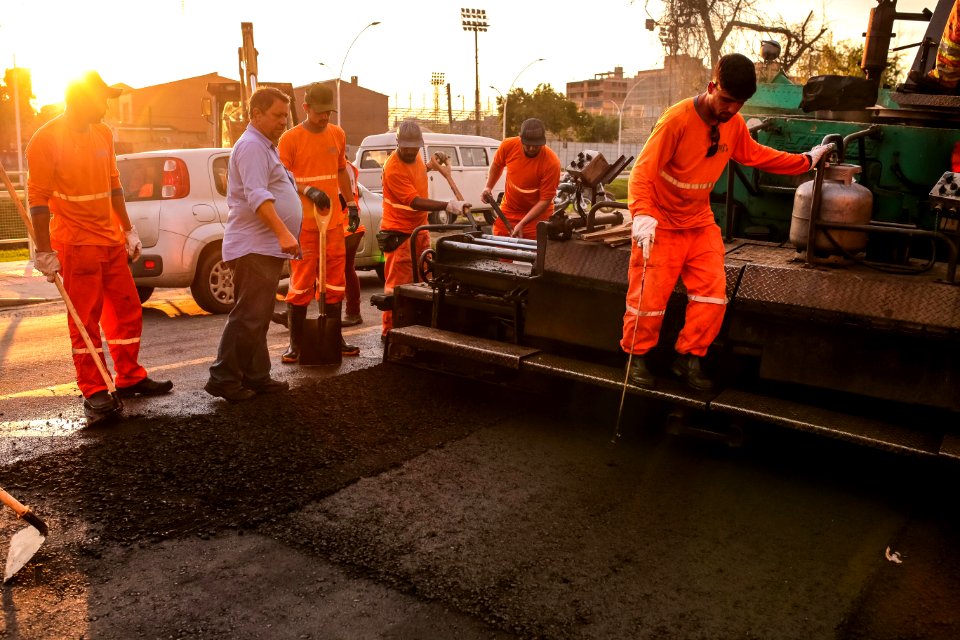 19.07.2018 Colocação de asfalto na rua Juscelino Kubitschek - Fotos Gustavo Mansur