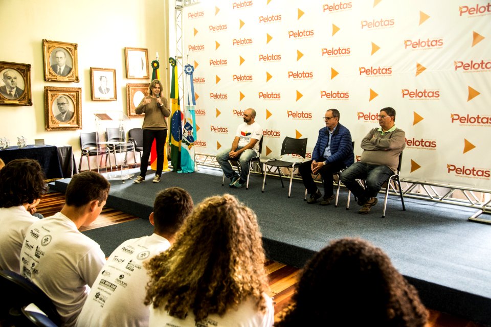 14.05.2019 - Prefeita Paula Mascarenhas realiza a entrega  de homenagens aos participantes do projeto Remar Para o Futuro - Foto: Gustavo Vara