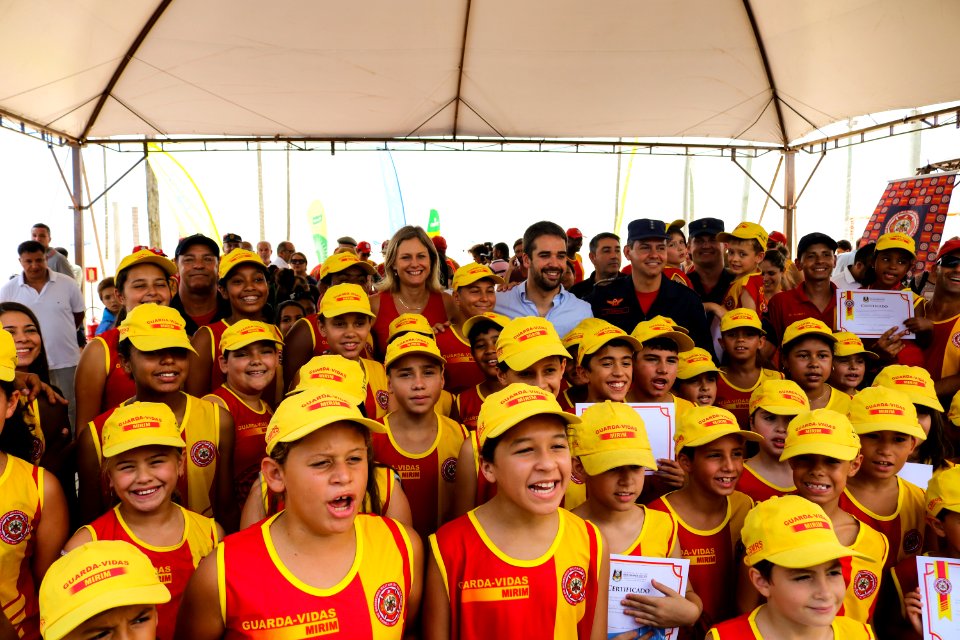 23.02.2019 - Prefeita Paula e governador Eduardo na entrega da medalha aos guarda vidas no Laranjal - Foto Michel Corvello