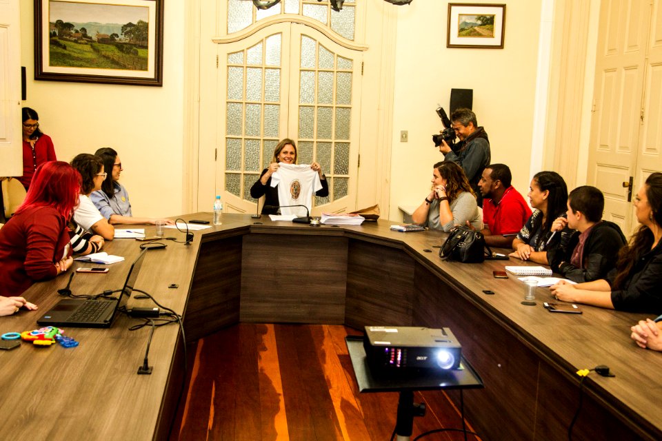 16.04.2019 - Prefeita Paula Mascarenhas em reunião  com o grupo