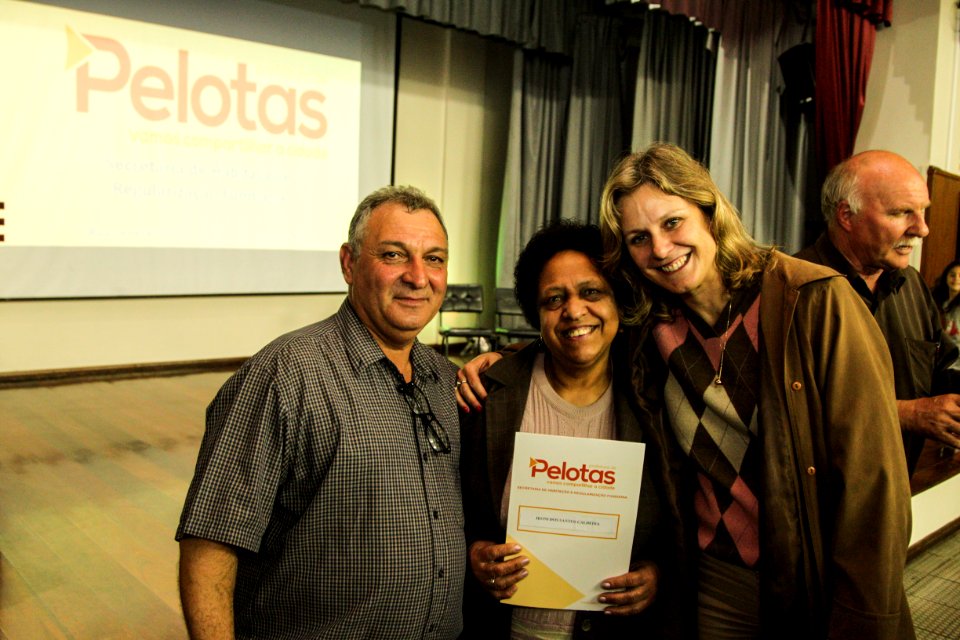 18.09.2018 - Prefeita Paula Mascarenhas durante entrega de lotes de regularização fundiária da ocupação Uruguai - 143 famílias - Foto: Gustavo Vara