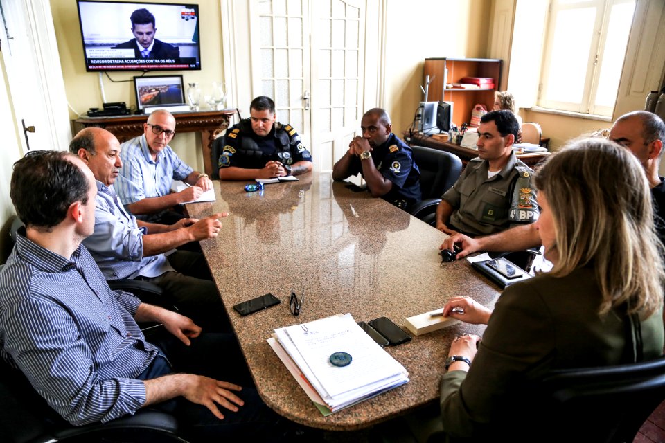 24.01.2018 - Prefeita Paula Mascarenhas em reunião com forças policiais e secretarias, sobre estratégias para elevar a segurança no transporte coletivo