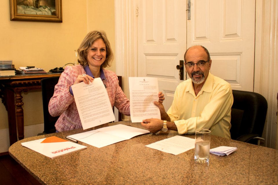 06.05.2019 - Prefeita Paula Mascarenhas em reunião com vereador Vicente Amaral e assinatura de leis - Foto Michel Corvello
