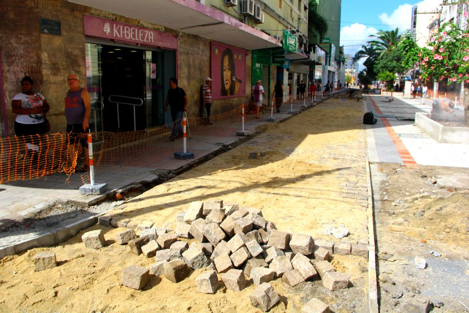19.03.2019 - SEPLAG - Obra da via de trânsito lento no calçadão - Foto Marcel Avila