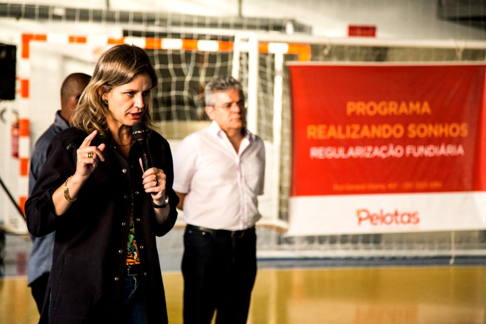 25.01.2018 - Prefeita Paula Mascarenhas durante entrega de certificados de regularizacão fundiária do Mário Meneghetti - Foto: Gustavo Vara