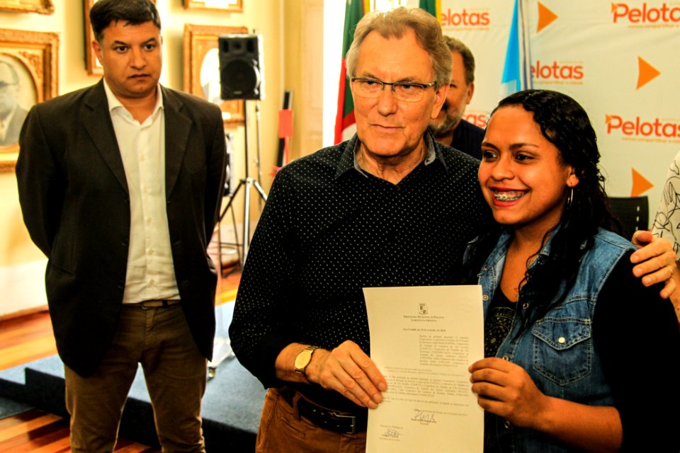 10.01.2019 - Prefeita Paula Mascarenhas realiza assinatura da lei que declara de utilidade pública seis cooperativas - Foto: Gustavo Vara