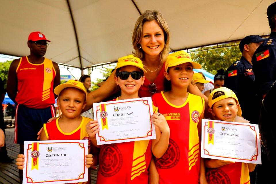 23.02.2019 - Prefeita Paula e governador Eduardo na entrega da medalha aos guarda vidas no Laranjal - Foto Michel Corvello