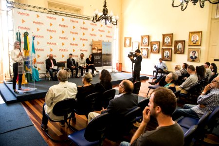 09.04.2019 - Prefeita Paula Mascarenhas  durante evento de lançamento do livro ‘Dicionário da Cultura Pampeana’ do escritor Aldyr Garcia Schlee e abertura de votação para o novo nome do Salão Nobre, com nomes sugeridos pelo próprio - Foto: Gustavo Vara