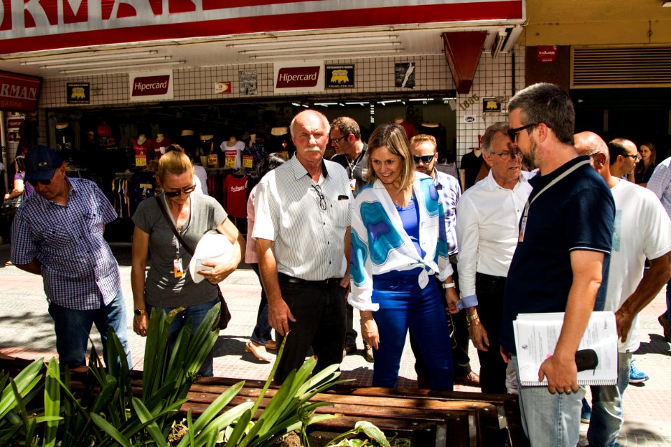 01.03.2019 - Prefeita Paula Mascarenhas e o vice Idemar Barz durante caminhada de vistoria à obra do Calçadão - Foto: Gustavo Vara