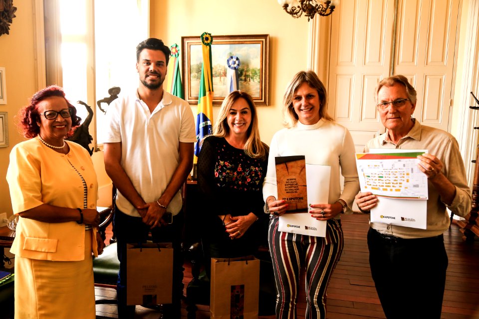 11.03.2019 - Prefeita Paula Mascarenhas recebe o convite para a ExpoTchê - Foto: Gustavo Vara