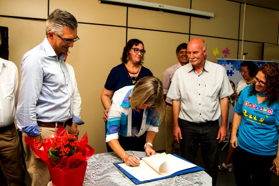 01.03.2019 - Prefeita Paula Mascarenhas sanciona lei do deputado estadual e ex-vereador, Luiz Henrique Viana, que regulamenta o atendimento preferencial a pessoas com autismo e acompanhantes - Foto: Gustavo Vara