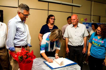 01.03.2019 - Prefeita Paula Mascarenhas sanciona lei do deputado estadual e ex-vereador, Luiz Henrique Viana, que regulamenta o atendimento preferencial a pessoas com autismo e acompanhantes - Foto: Gustavo Vara