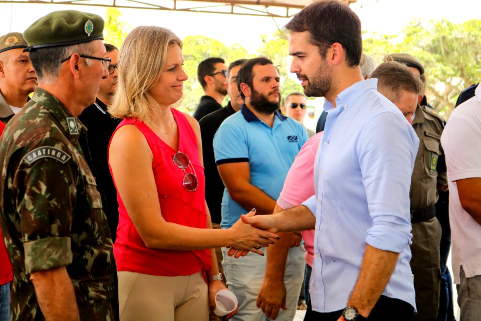 23.02.2019 - Prefeita Paula e governador Eduardo na entrega da medalha aos guarda vidas no Laranjal - Foto Michel Corvello