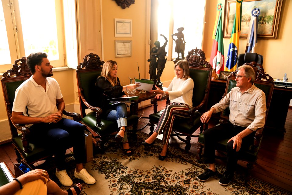 11.03.2019 - Prefeita Paula Mascarenhas recebe o convite para a ExpoTchê - Foto: Gustavo Vara