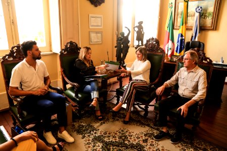 11.03.2019 - Prefeita Paula Mascarenhas recebe o convite para a ExpoTchê - Foto: Gustavo Vara