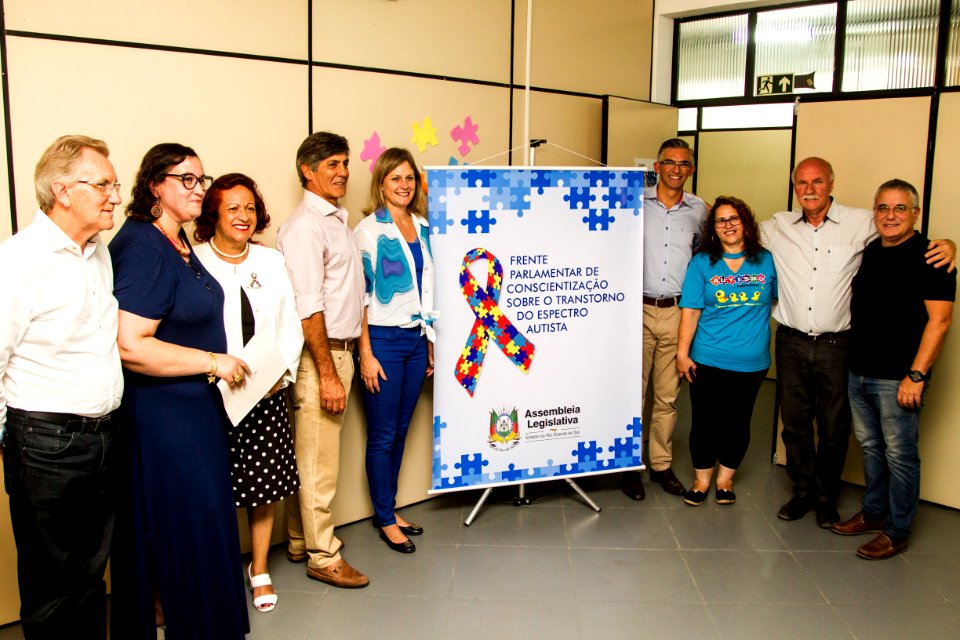 01.03.2019 - Prefeita Paula Mascarenhas sanciona lei do deputado estadual e ex-vereador, Luiz Henrique Viana, que regulamenta o atendimento preferencial a pessoas com autismo e acompanhantes - Foto: Gustavo Vara