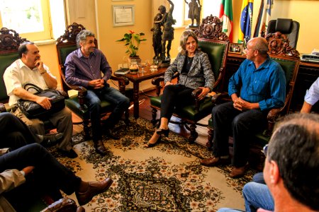 31.10.2017 - Prefeita Paula Mascarenhas em reunião com Sindocopel e secretário de Desenvolvimento Rural, Jair Seidel.