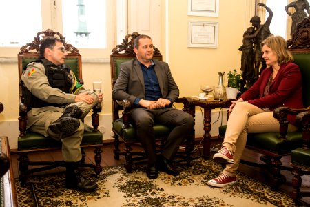 07.05.2019 - Prefeita Paula Mascarenhas  em reunião com capitão Avelino da Brigada Ambiental - Foto: Gustavo Vara