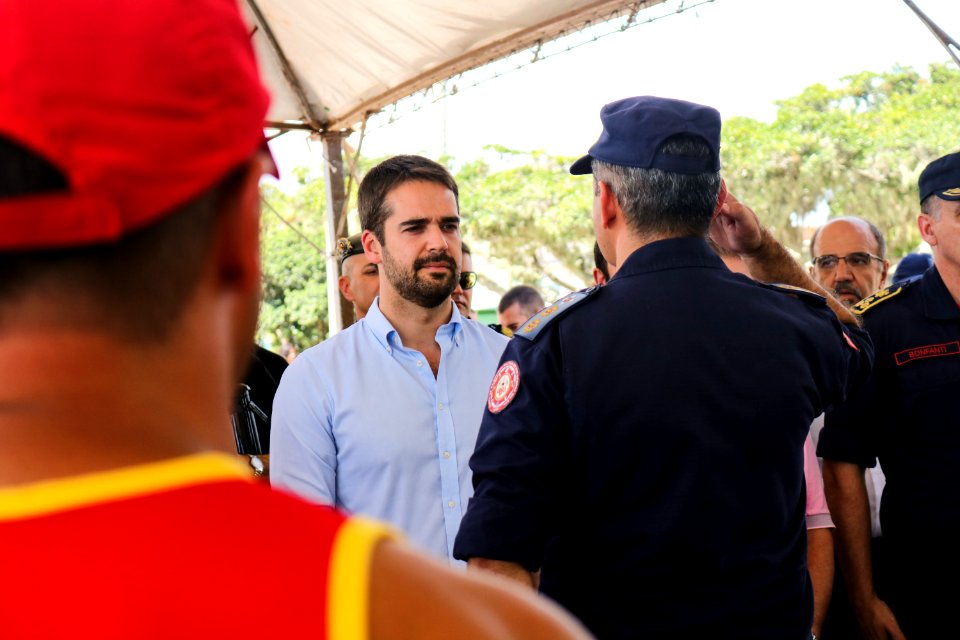 23.02.2019 - Prefeita Paula e governador Eduardo na entrega da medalha aos guarda vidas no Laranjal - Foto Michel Corvello