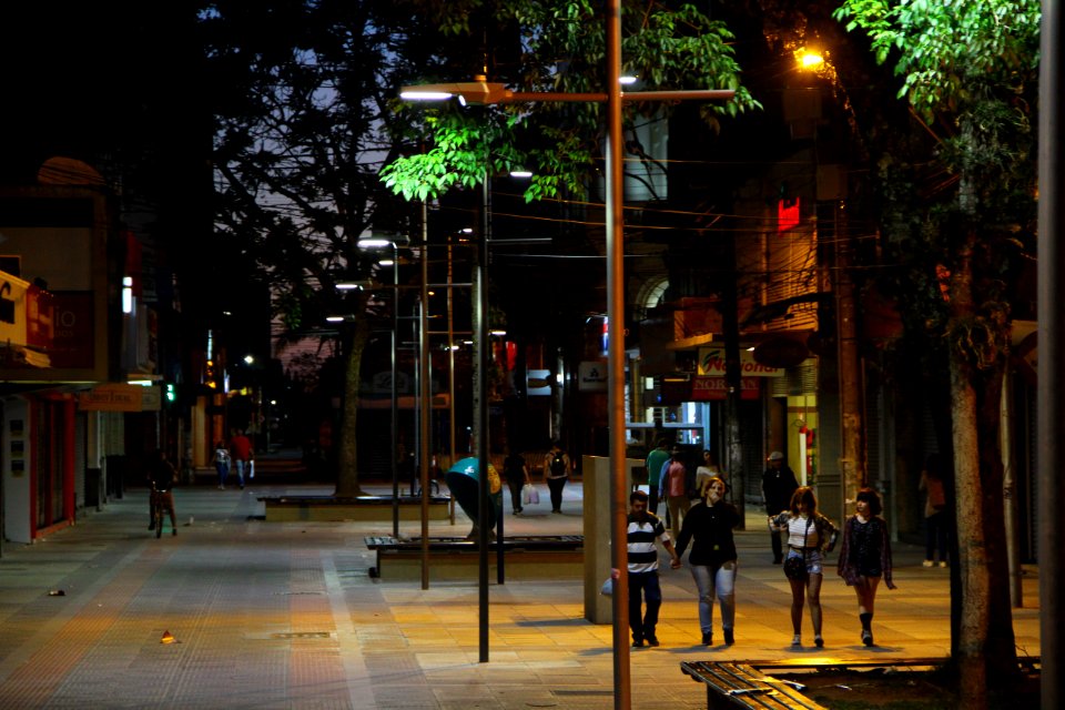 05.12.2018 - SEPLAG - Teste luminárias Led Calçadão - Foto Marcel Avila
