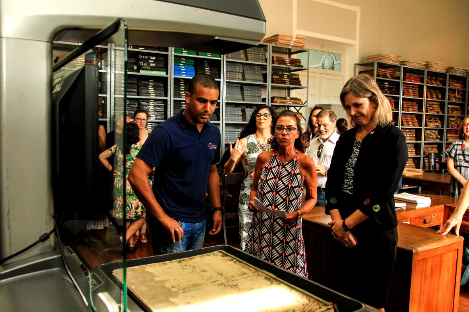 19.02.2019 - Prefeita Paula Mascarenhas participa da entrega do scanner planetário para digitalização do acervo da Bibliotheca Pública Pelotense - Foto: Gustavo Vara