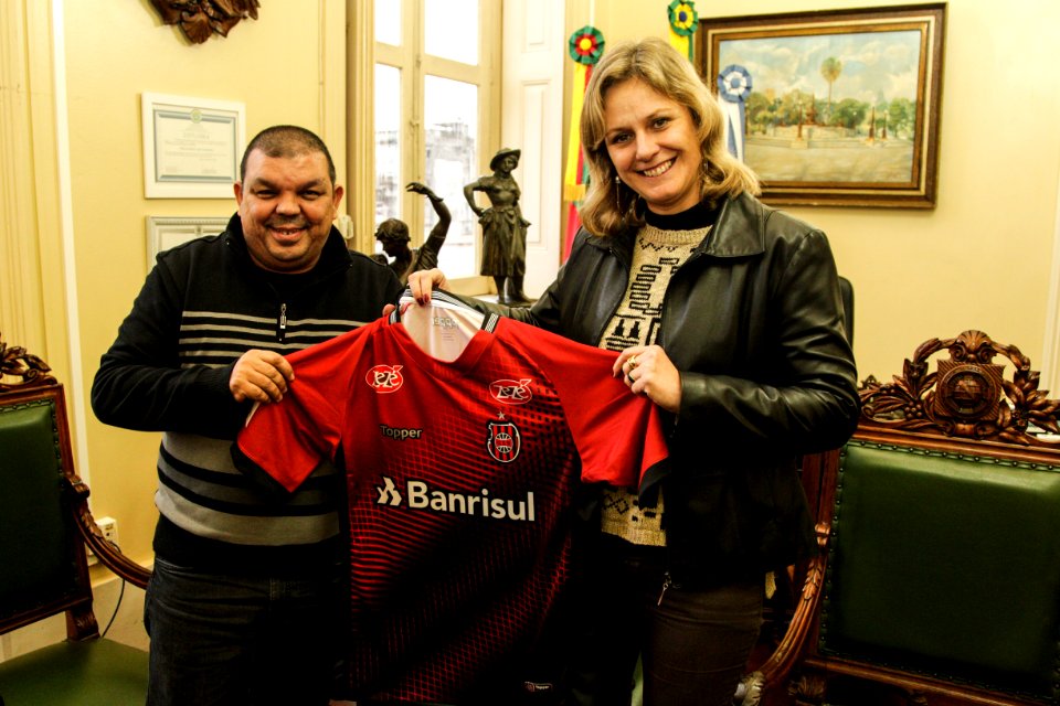 30.08.2018 - Prefeita Paula Mascarenhas recebe do presidente do Grêmio Esportivo Brasil a nova camisa de jogo - Foto: Gustavo Vara