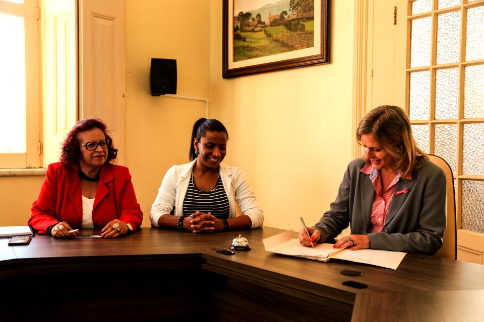 23.10.2018 - Prefeita Paula Mascarenhas realiza assinatura das leis de autoria da vereadora Daiane Dias  - Foto: Gustavo Vara