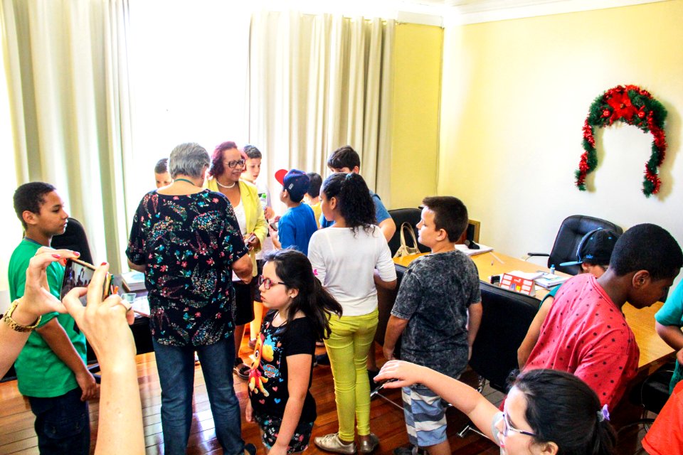 23.11.2017 - Prefeito em exercício Idemar Barz recebe alunos da Escola Fernando Osório que visitam o Paço Municipal