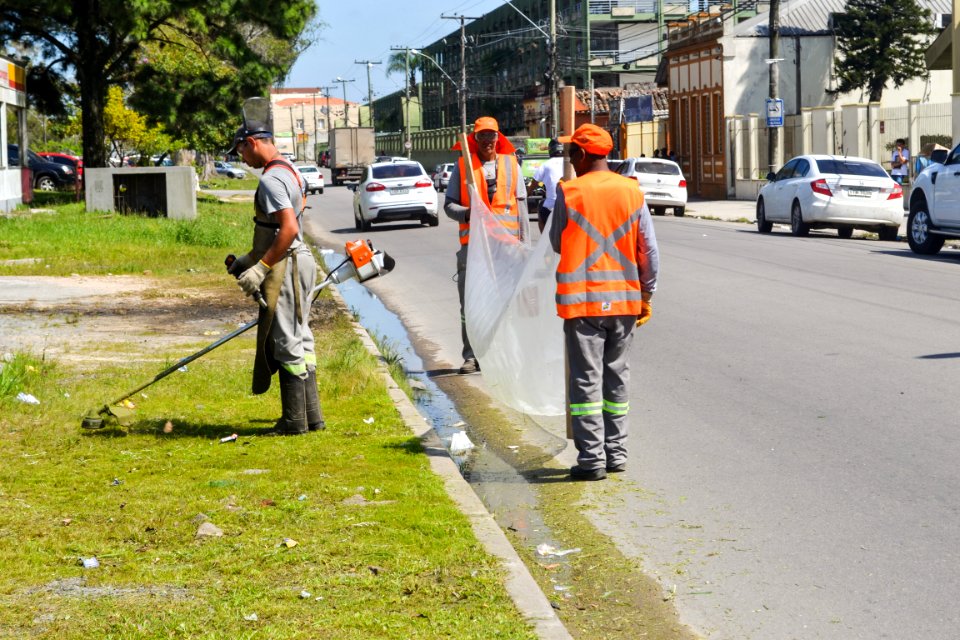 16.10.2018 - Roçado na avenida Duque de Caxias - Foto Janine Tomberg