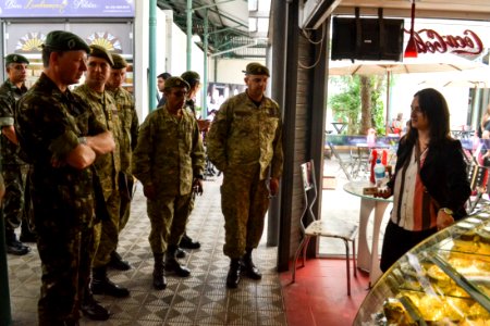 19.10.2018 - Visita do Exército uruguaio no mercado - Foto Michel Corvello