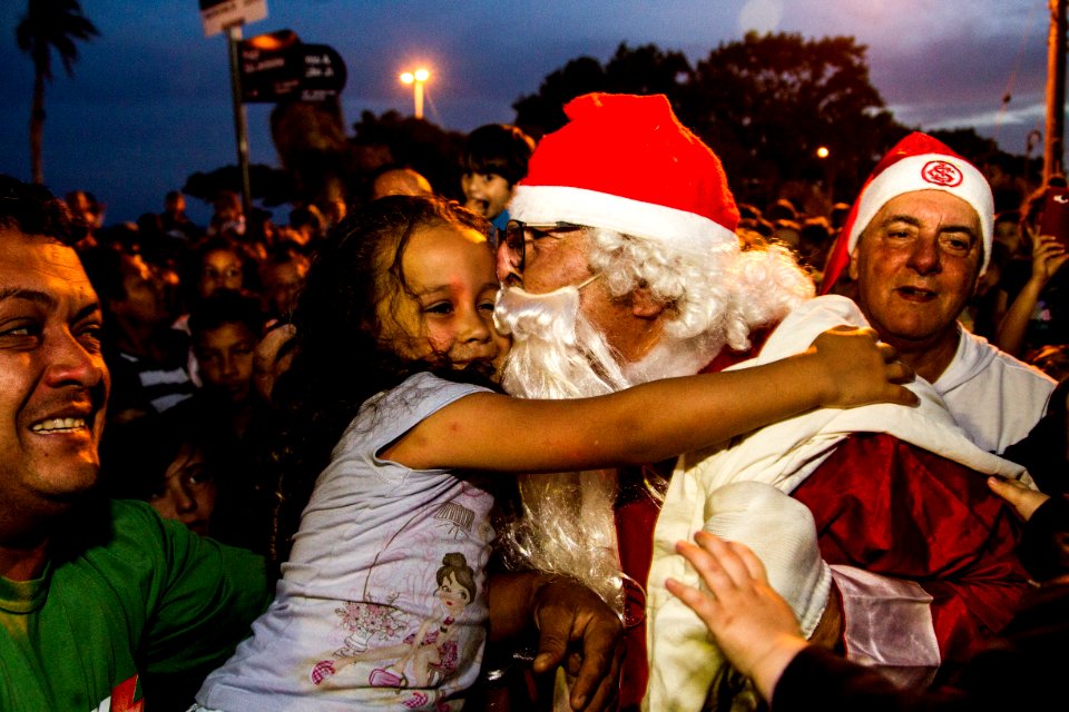 09.12.2018 - Chegada do Papai Noel na Praia do Laranjal em Pelotas - Foto: Gustavo Vara