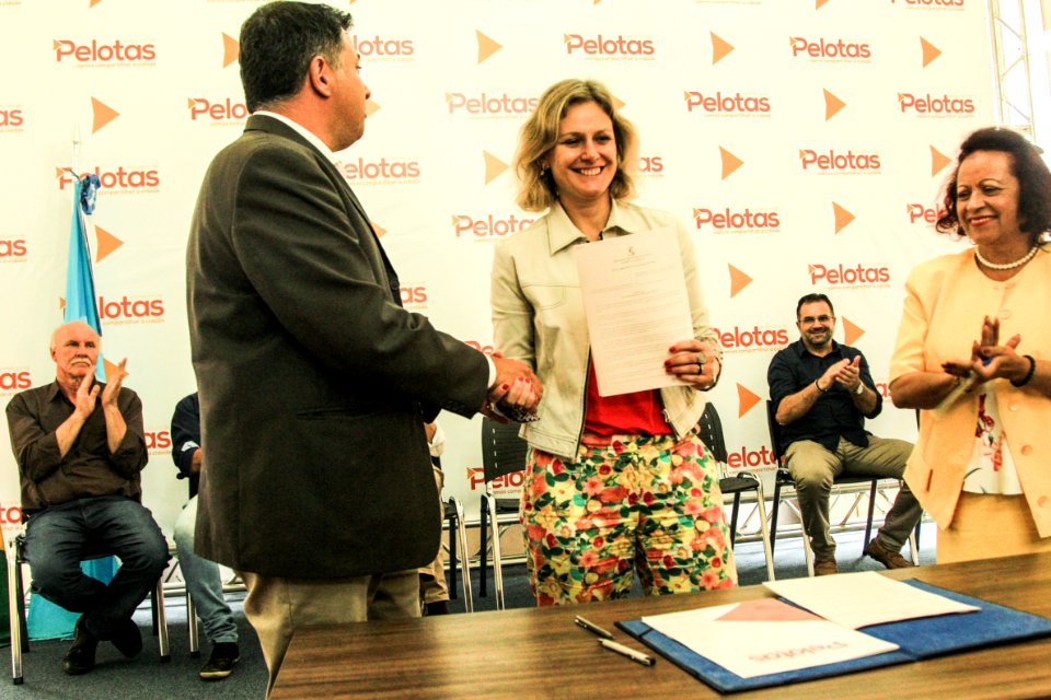 03.01.2018 - Prefeita Paula Mascarenhas realiza a assinatura da lei 6.664 de 27/12/18 que regulamenta o serviço de transporte individual de passageiros em veículos de taxi - Foto: Gustavo Vara