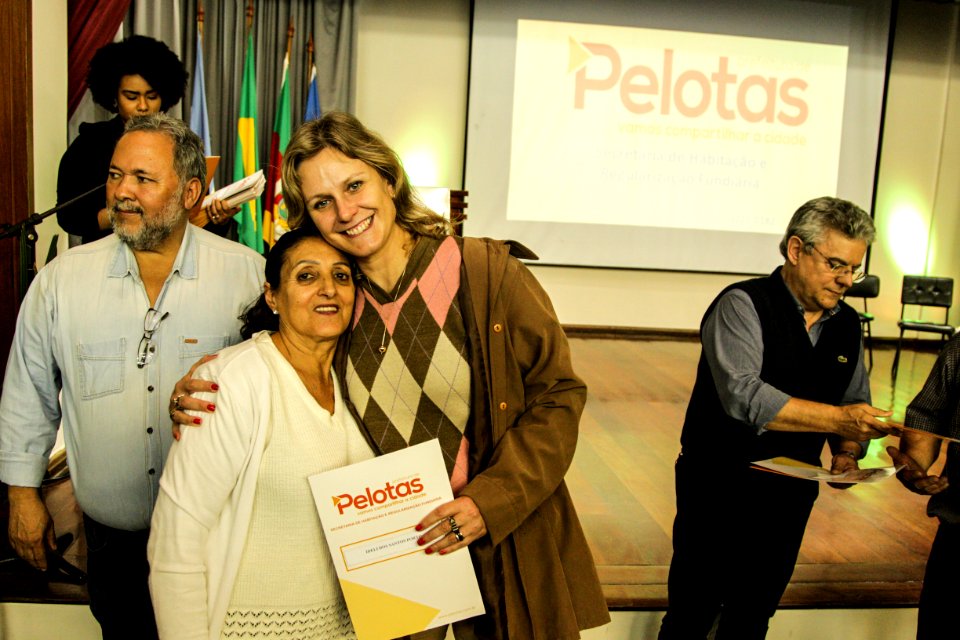 18.09.2018 - Prefeita Paula Mascarenhas durante entrega de lotes de regularização fundiária da ocupação Uruguai - 143 famílias - Foto: Gustavo Vara