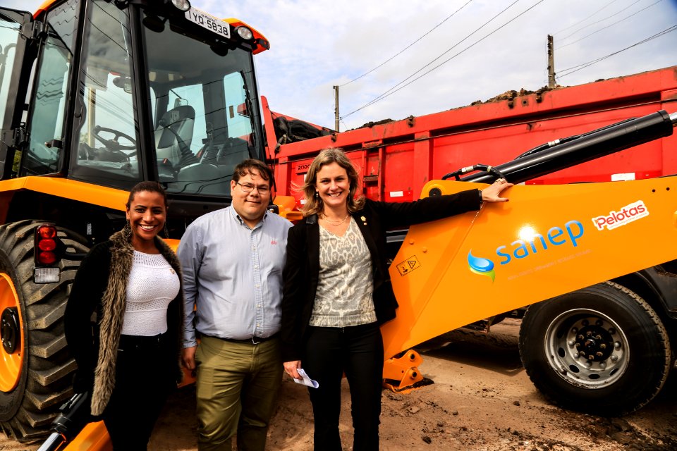 11.10.2018 - Prefeita Paula Mascarenhas e o vice Idemar Barz realizam a entrega de veículos no reservatório R5, entrega de máquinas e visita nas obras do Sanep,  no Fragata - Foto: Gustavo Vara