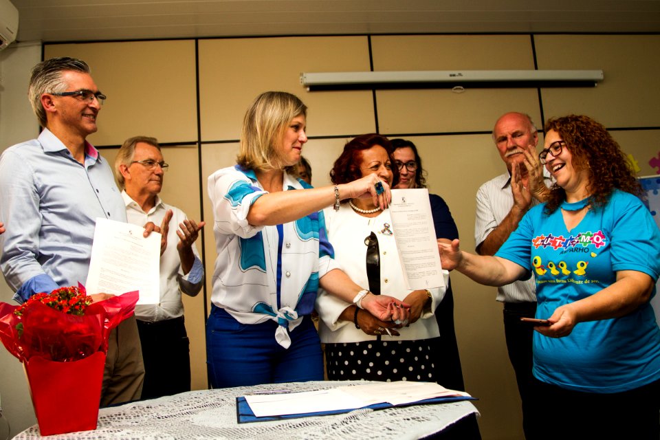 01.03.2019 - Prefeita Paula Mascarenhas sanciona lei do deputado estadual e ex-vereador, Luiz Henrique Viana, que regulamenta o atendimento preferencial a pessoas com autismo e acompanhantes - Foto: Gustavo Vara