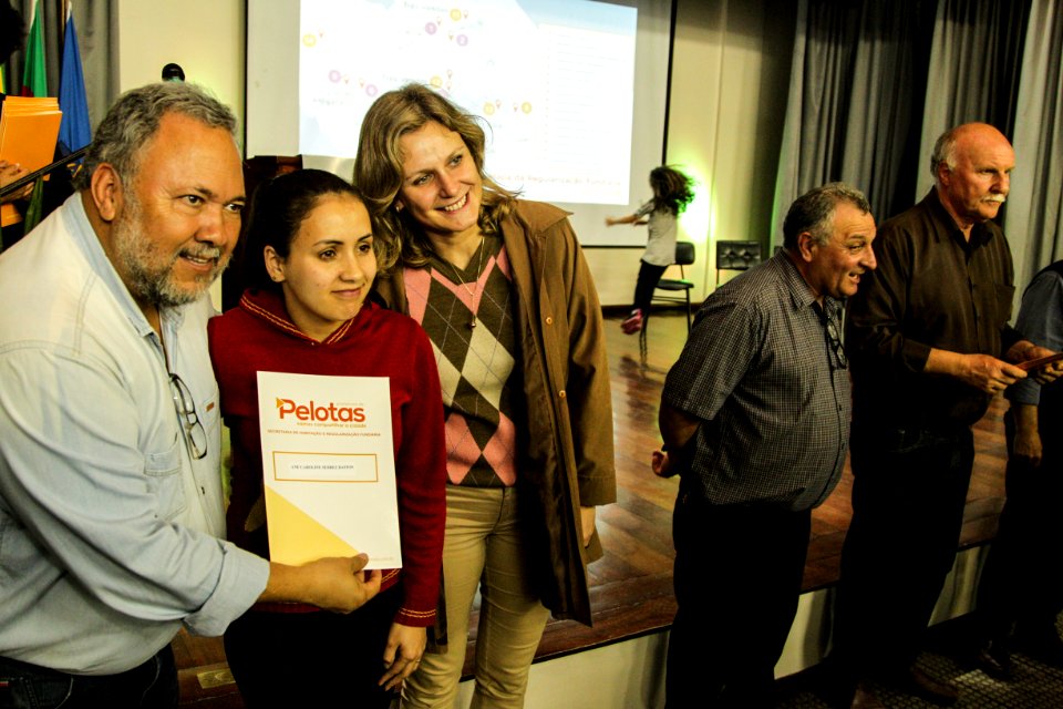 18.09.2018 - Prefeita Paula Mascarenhas durante entrega de lotes de regularização fundiária da ocupação Uruguai - 143 famílias - Foto: Gustavo Vara