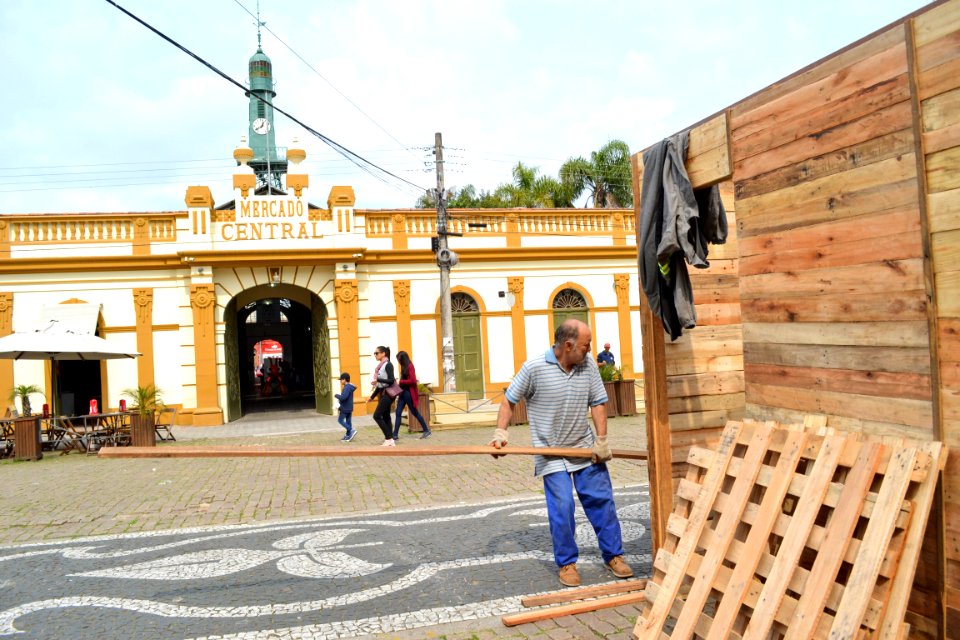 13.09.2018 - Construção do galpão no mercado - Foto Michel Corvello